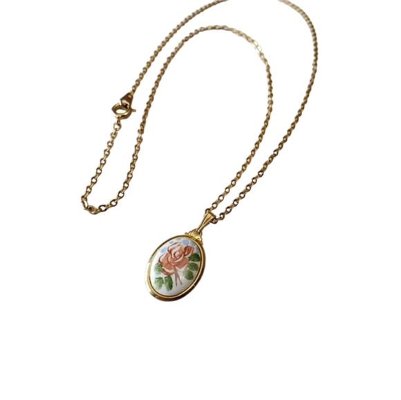 Vintage Gold tone Necklace with small painted Oval pendant - Picture 1 of 6
